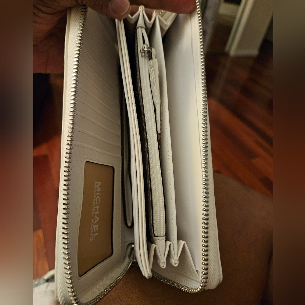Michael Kors Quilted Continental Wallet - Picture 2 of 4